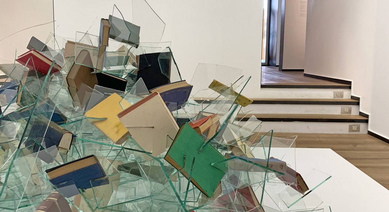 Alicia Martín. Glass delusion, 2021. Cristales y libros sobre tarima de madera. 300 x 300 x 140 cm