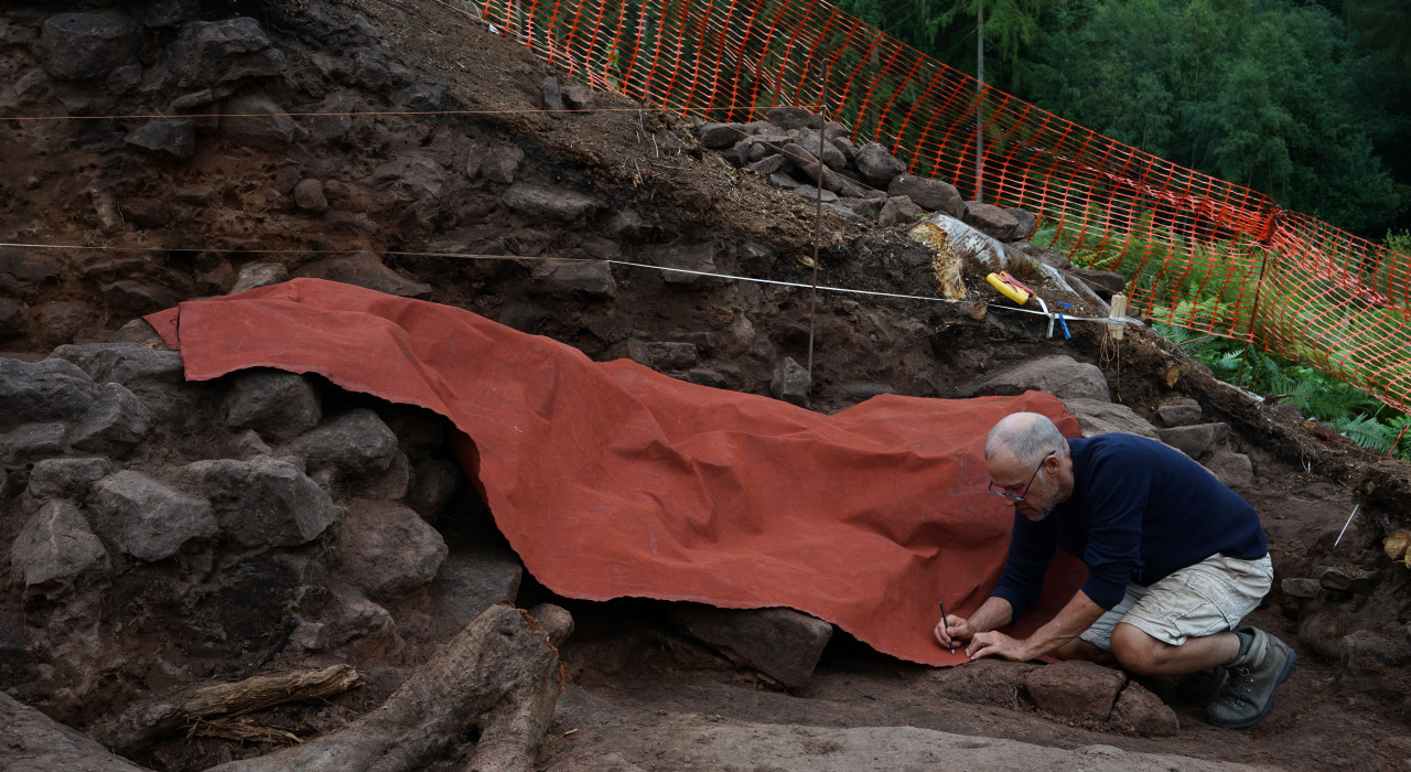 Simon Callery en las excavaciones arqueológicas de Nesscliffe UK en 2019
